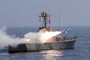 Κλιμάκωση στη Μέση Ανατολή: Το Ιράν χτύπησε τάνκερ στα Στενά του Ορμούζ