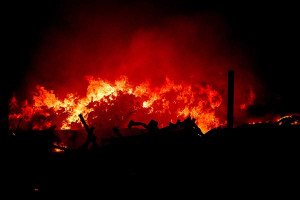 Λάρισα: Συνεχίζεται η μάχη με τις φλόγες στο εργοστάσιο ανακύκλωσης