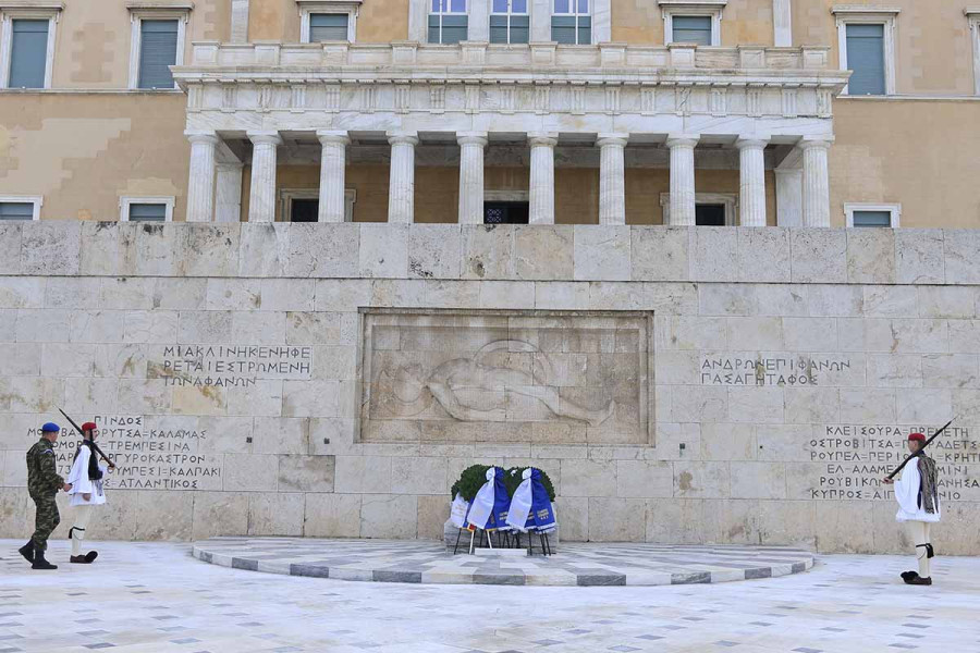 Νέα όψη αποκτά το Μνημείο του Άγνωστου Στρατιώτη: Η άσφαλτος αντικαθίστααι από μάρμαρο