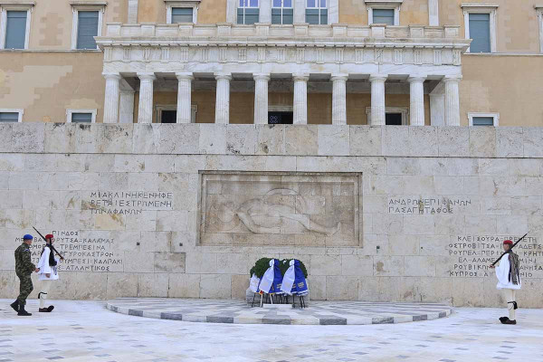 Νέα όψη αποκτά το Μνημείο του Άγνωστου Στρατιώτη: Η άσφαλτος αντικαθίστααι από μάρμαρο
