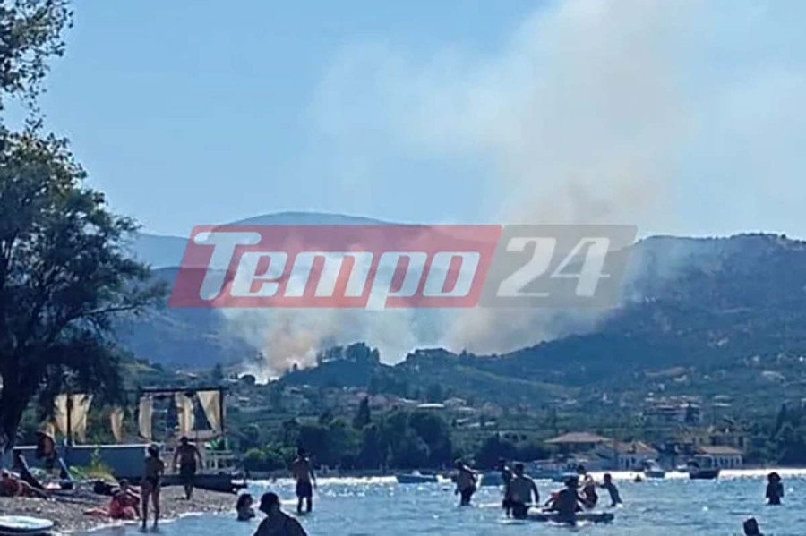 Φωτιά πάνω από την Άκολη – Καίει κοντά σε σπίτια