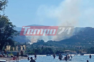 Φωτιά πάνω από την Άκολη – Καίει κοντά σε σπίτια