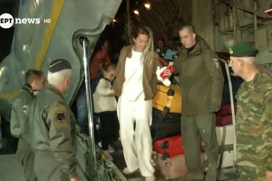 Προσγειώθηκε στην Ελευσίνα το C-130 με τους 91 Έλληνες που είχαν εγκλωβιστεί στο Αμπού Ντάμπι