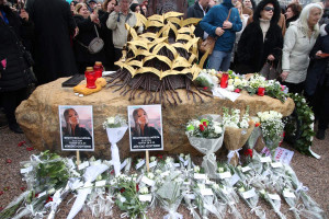 Τέμπη: Σε κλίμα συγκίνησης τα αποκαλυπτήρια του «Δέντρου της Μνήμης» στη Νέα Παραλία Θεσσαλονίκης