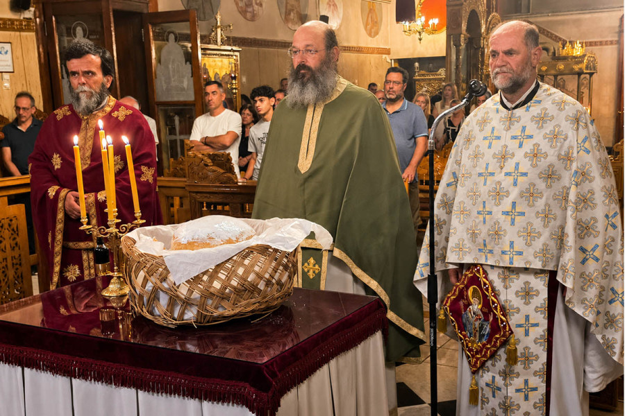 Ι.Ν Αγίου Σπυρίδωνος Πύργου - Μέσα στη νύχτα έλαμψε το Φως της Πίστεως, κατά την Ιερά Αγρυπνία