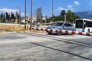 Πάτρα: Σοκ από την ανευθυνότητα, οδηγός πέρασε κάτω από τις μπάρες με παιδί στο αυτοκίνητο! (video)