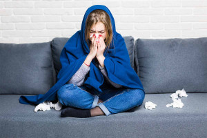 Αυξάνονται τα κρούσματα RSV – Πώς θα καταλάβετε εάν έχετε γρίπη, κρυολόγημα ή ιό RSV