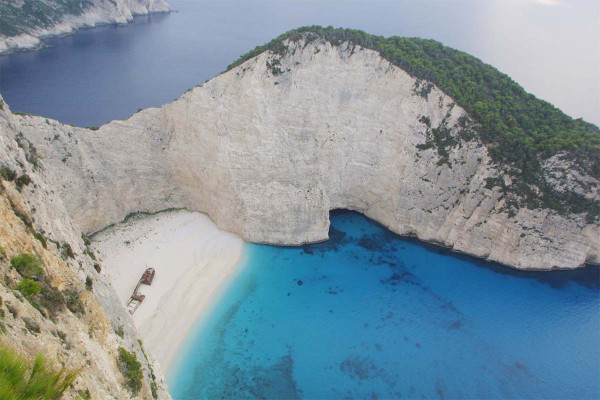 Αμερικανός αγνόησε τις απαγορεύσεις για το Ναυάγιο της Ζακύνθου και έκανε πρόταση γάμου στην αγαπημένη του (Βίντεο)