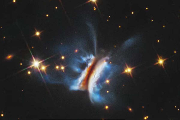 Το διαστημικό τηλεσκόπιο Hubble ξετύλιξε το… χάος μέσα στο «σάντουιτς του Δράκουλα»