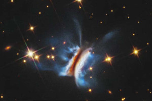 Το διαστημικό τηλεσκόπιο Hubble ξετύλιξε το… χάος μέσα στο «σάντουιτς του Δράκουλα»