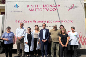Ο Α. Νικολακόπουλος στην Κινητή Μονάδα Μαστογράφου της Ελληνικής Αντικαρκινικής Εταιρίας στις ΔΕ της Ολυμπίας