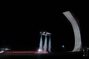 Tesla: Παρουσιάστηκε το νέο της ηλεκτρικό αμάξι που πετάει και κινείται ανάποδα, δείτε βίντεο