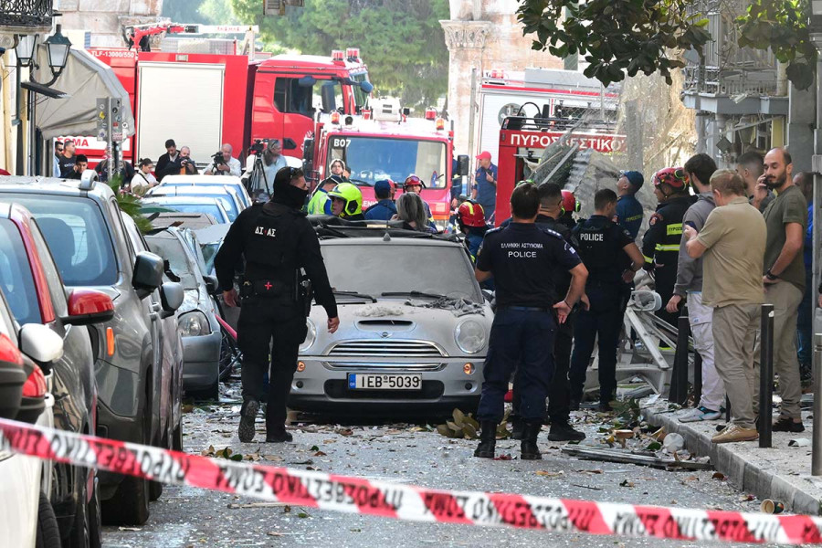 Έκρηξη στην Πλάκα: Απεγκλωβίστηκαν τρία άτομα μετά την κατάρρευση κτηρίου