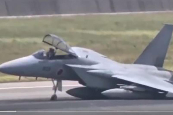 Ανώμαλη προσγείωση ιαπωνικού μαχητικού F-15 στο αεροδρόμιο της Νάχα στην Οκινάουα