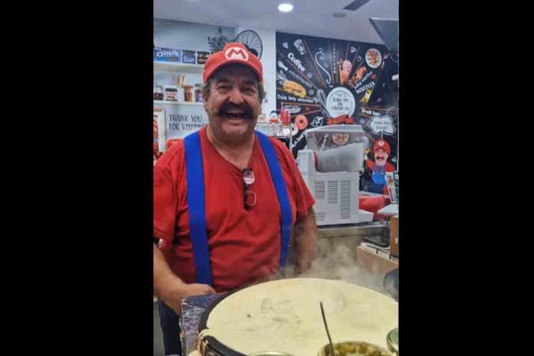 O «Super Mario» είναι υπαρκτό πρόσωπο, ζει στην Κρήτη και έχει γίνει viral φτιάχνοντας κρέπες