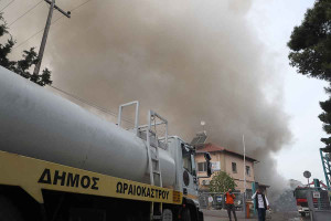 Μεγάλη φωτιά σε εταιρεία ανακύκλωσης στο Ωραιόκαστρο – 112 για τους καπνούς