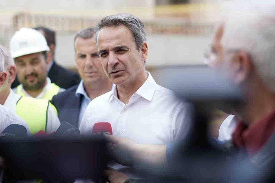 Στο Συντονιστικό Κέντρο Επιχείρησης ο Μητσοτάκης - Ενημερώθηκε για την εξέλιξη των πυρκαγιών