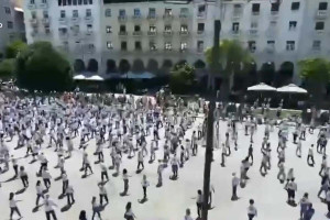 Θεσσαλονίκη: Χόρεψαν ζεϊμπέκικο στην πλατεία Αριστοτέλους και κατέκτησαν ρεκόρ Guinness