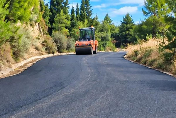 «Επούλωση» των καταστροφών από την κακοκαιρία του χειμώνα στον κεντρικό δρόμο της Δ.Κ. Τρυπητής
