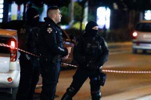 Ένοπλη ληστεία στη Βάρη: Διέφυγαν οι δράστες - Αστυνομικοί πυροβόλησαν στα λάστιχα του SUV τους