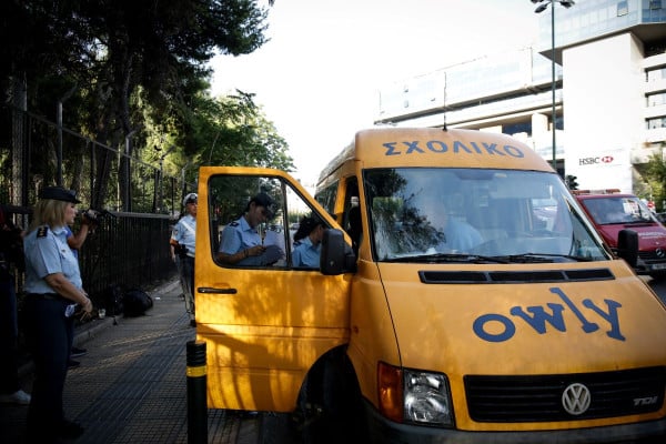 Αναστάτωση στο Κορωπί: Οδηγός μηχανής πέταξε εν κινήσει σφυρί σε σχολικό