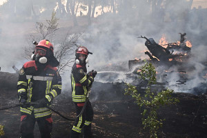 Για πέμπτη συνεχόμενη ημέρα μαίνεται η μεγάλη φωτιά που ξεκίνησε από τη Βοιωτία
