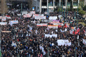 Τρία χρόνια από τα Τέμπη: 40.000 άνθρωποι στην πλατεία Συντάγματος – Σε εξέλιξη η διαδήλωση (upd)