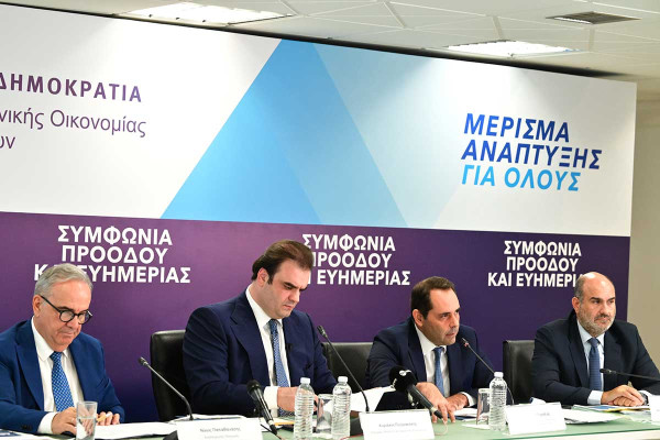 Πιερρακάκης - Live: Μηδενικός φόρος για 87.000 τρίτεκνους και 47.000 αγρότες