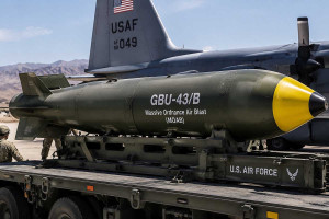 CNNi: Οι ΗΠΑ σχεδιάζουν να χτυπήσουν πυρηνικές εγκαταστάσεις του Ιράν με τη «μητέρα όλων των βομβών»