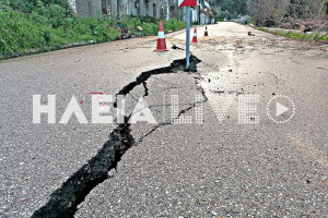 Λέπρεο: Σοβαρή καθίζηση στην 10η Επαρχιακή Οδό εντός οικισμού – Σε επιφυλακή οι Αρχές μετά τη νέα κακοκαιρία