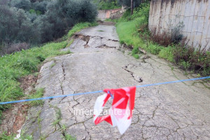 Ζάκυνθος: “Άνοιξε η γη” στη Μπόχαλη – Κάτοικος αποκλεισμένος μετά την καθίζηση-σοκ στον δρόμο για Βανάτο (photos &amp; video)