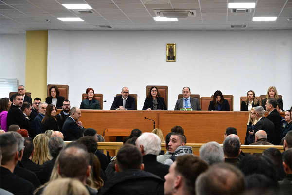 Διεκόπη για την 1η Απριλίου η δίκη για τα Τέμπη - «Βρείτε άλλη αίθουσα» φώναζαν οι συγγενείς, χάος στο δικαστήριο