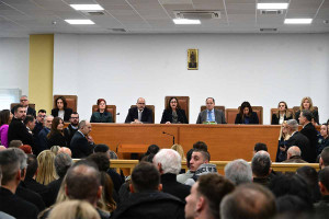 Διεκόπη για την 1η Απριλίου η δίκη για τα Τέμπη - «Βρείτε άλλη αίθουσα» φώναζαν οι συγγενείς, χάος στο δικαστήριο