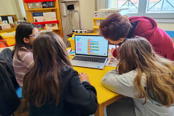 STEM μεταμορφώσεις στο MAKERSPACE «ΝΤΙΝΑ ΑΙΛΙΑΝΟΥ-ΤΣΙΓΚΟΥ» της Δημόσιας Ιστορικής Βιβλιοθήκης Ανδρίτσαινας με αφορμή την παγκόσμια ημέρα παιδικού βιβλίου