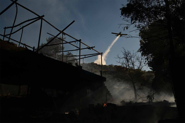 Φωτιά στη Ραφήνα: 51 απεγκλωβισμοί – Πάνω από 300 απομακρύνσεις κατοίκων από οικισμούς (video)