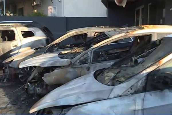 Ίλιον: Στάχτη έξι οχήματα από φωτιά σε αντιπροσωπεία - «Νομίζαμε πως θα καούμε ζωντανοί»