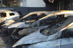 Ίλιον: Στάχτη έξι οχήματα από φωτιά σε αντιπροσωπεία - «Νομίζαμε πως θα καούμε ζωντανοί»