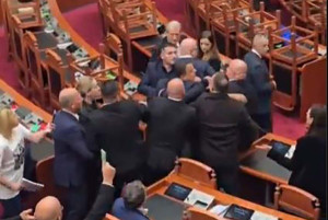 Ρινγκ η Βουλή της Αλβανίας: Αγριο ξύλο μεταξύ βουλευτών