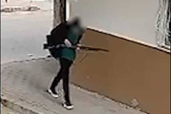Πυροβολισμοί στην Τουρκία: Η στιγμή που ο 15χρονος δράστης πλησιάζει στο σχολείο κρατώντας καραμπίνα
