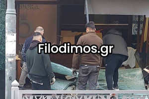 Κλέφτες «κατέβασαν» με αγροτικό τη τζαμαρία κοσμηματοπωλείου στο κέντρο του Αιγίου!