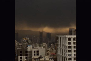 Καμπανάκι για την «μαύρη βροχή» στο Ιράν – Προκαλεί αναπνευστικά προβλήματα