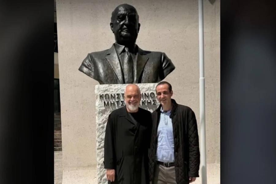 Στη Δερβιτσάνη ο Δημητριάδης: ιδιωτική επίσκεψη ⁠στην προτομή του παππού του, συνοδεία του Έντι Ράμα