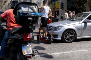 Ηλεκτρικά πατίνια: Στη Βουλή το νομοσχέδιο - Τι προβλέπεται για κράνος και όριο ηλικίας