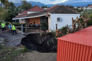Δυτ. Ελλάδα: Δημιουργήθηκε κρατήρας δεκάδων μέτρων μέσα σε κοινότητα ανάμεσα σε σπίτια - Aπίστευτες εικόνες