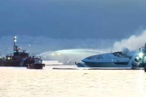 Φωτιά σε τέσσερα σκάφη στη Μαρίνα Ζέας: Βυθίστηκαν τα τρία (video)