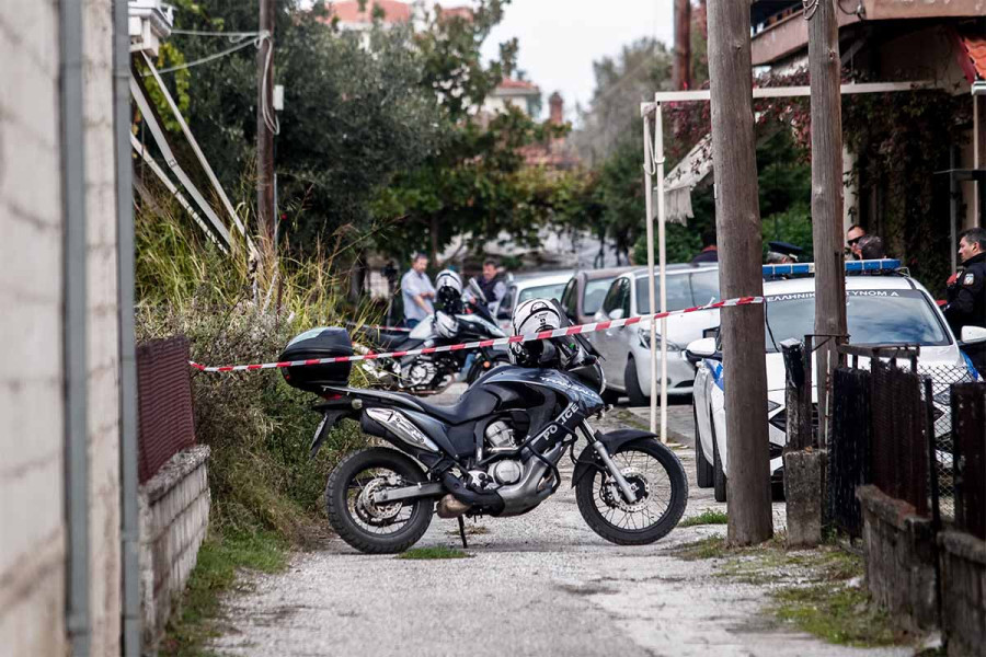 Τρίκαλα: «Με μάλωνε και είχε πολλές σχέσεις» - Τα πρώτα λόγια του 18χρονου που έπνιξε τη μητέρα του