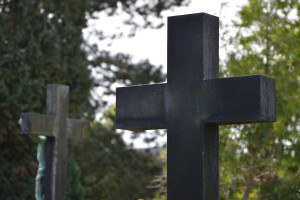 Απίστευτο περιστατικό στους Αγίους Αναργύργους: Ρομά έκλεψε οστά και ζητά λύτρα από άλλον Ρομά για να τα επιστρέψει