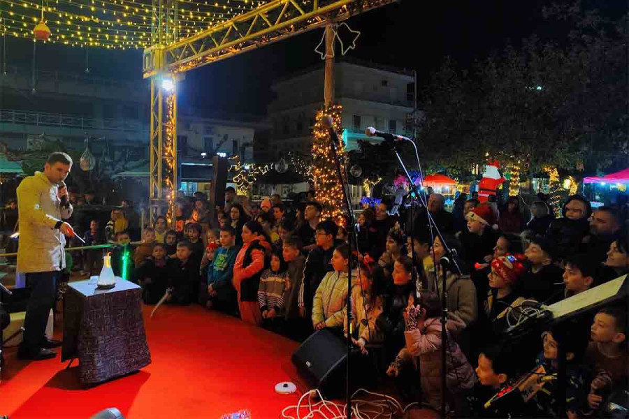 Άνοιξε τις πύλες του το Χριστουγεννιάτικο Χωριό στη Ζαχάρω – Η πόλη φόρεσε τα γιορτινά της!