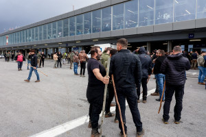 Κρήτη: Επιμένουν οι αγρότες παρά τις βαριές κατηγορίες - Κλείνουν ξανά το αεροδρόμιο Ηρακλείου