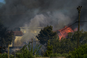 Μεγάλη φωτιά σε Ραφήνα - Πικέρμι: Κάηκαν σπίτια, γίνονται απεγκλωβισμοί - Κλειστή η Μαραθώνος